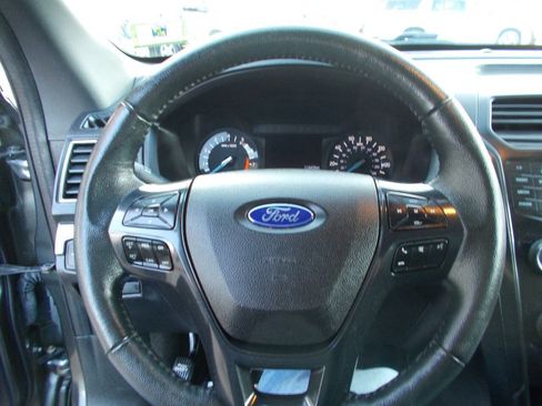 Used 2018 Ford Explorer XLT image 11