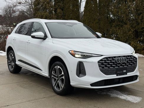 Used 2025 Audi Q5 Premium w/ Convenience Package image 1