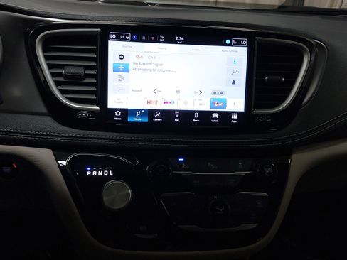 Used 2024 Chrysler Pacifica Select image 20