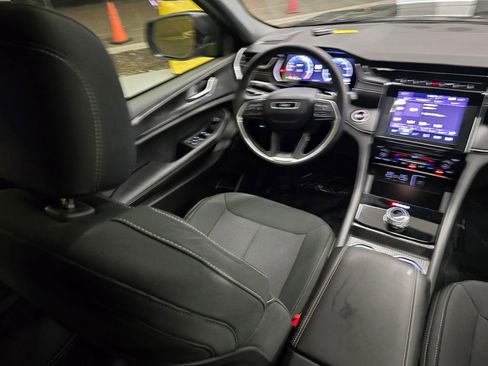 Used 2025 Jeep Grand Cherokee Laredo X image 33