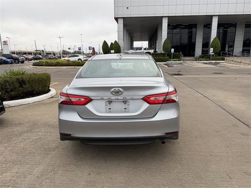 Used 2020 Toyota Camry LE image 6