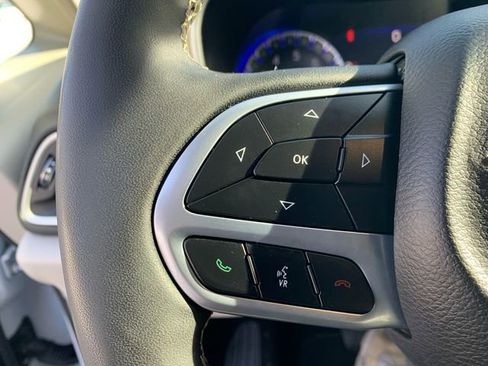 Used 2024 Chrysler Pacifica Touring-L image 28