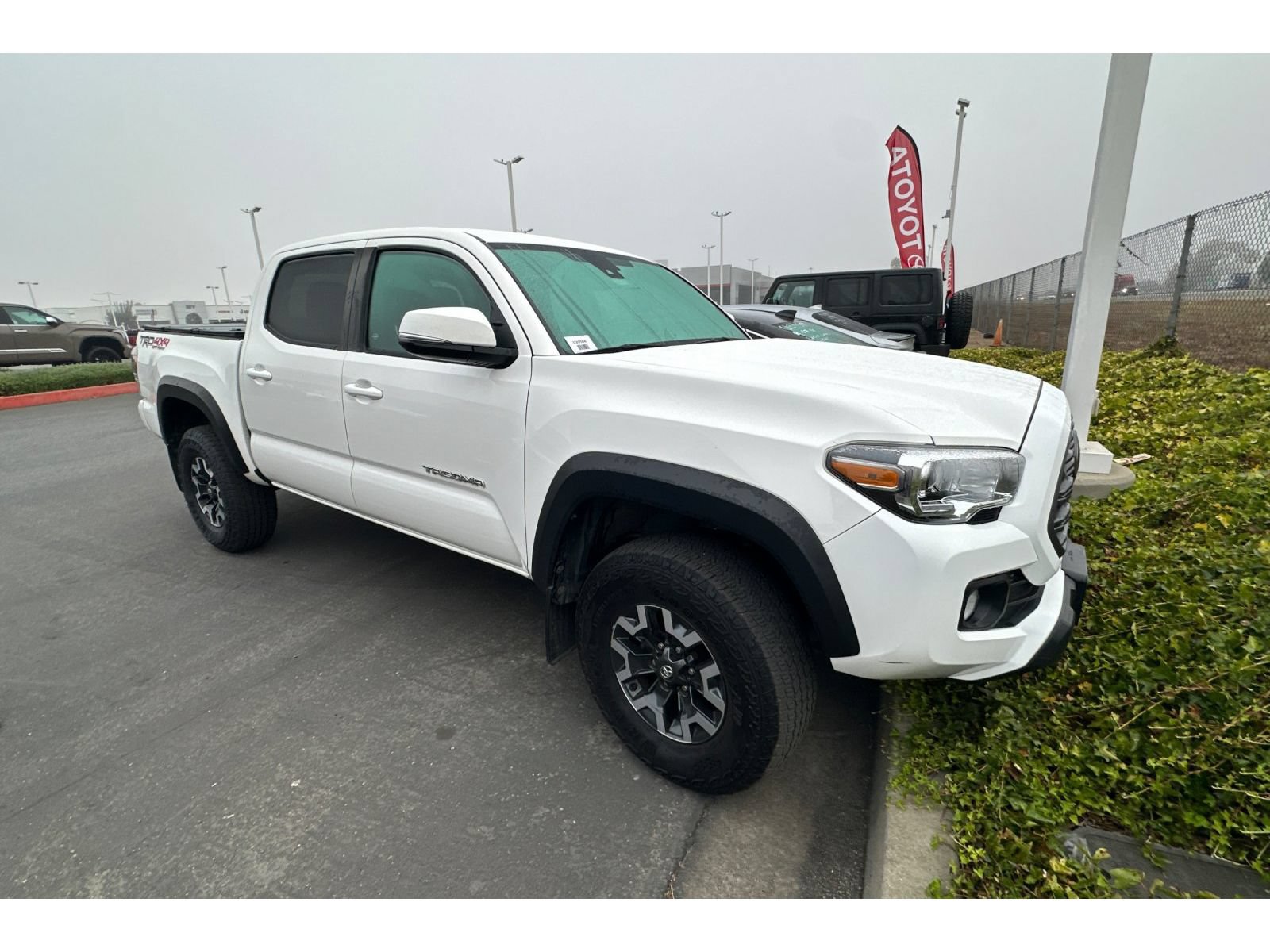 Certified 2022 Toyota Tacoma TRD Off-Road w/ Technology Package AWD/4WD image 2