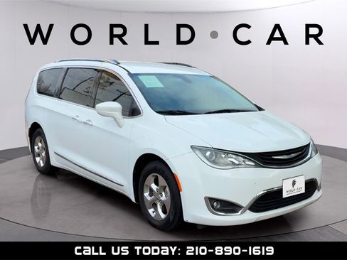 Used 2018 Chrysler Pacifica Touring-L image 1