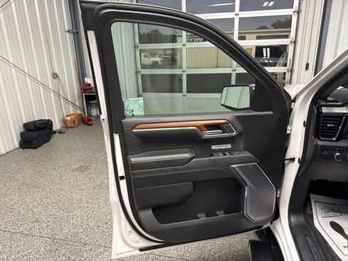 Used 2023 GMC Sierra 1500 Denali w/ Technology Package AWD/4WD image 8