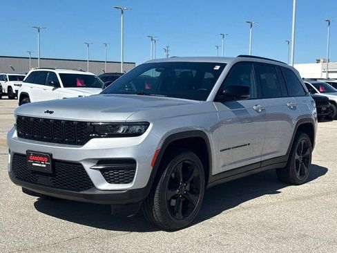 Used 2024 Jeep Grand Cherokee Altitude AWD/4WD image 2