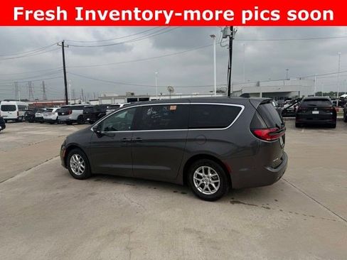Used 2023 Chrysler Pacifica Touring-L FWD image 5