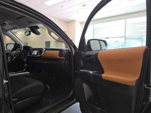 Used 2018 Toyota Tacoma SR5 AWD/4WD image 28