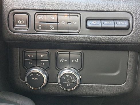 Used 2021 GMC Yukon Denali w/ Denali Premium Package image 30