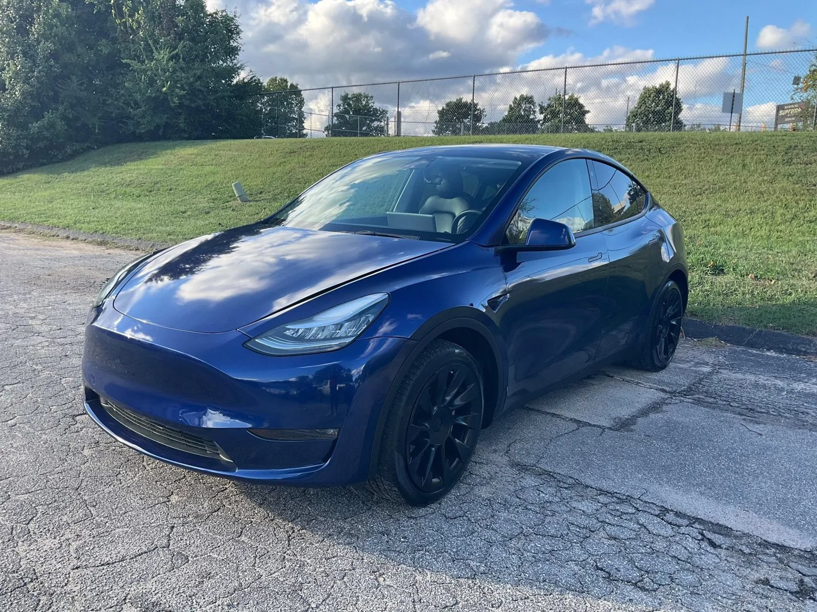 Used 2022 Tesla Model Y Long Range AWD/4WD image 1