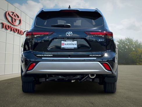 Certified 2026 Toyota Highlander Platinum AWD/4WD image 4
