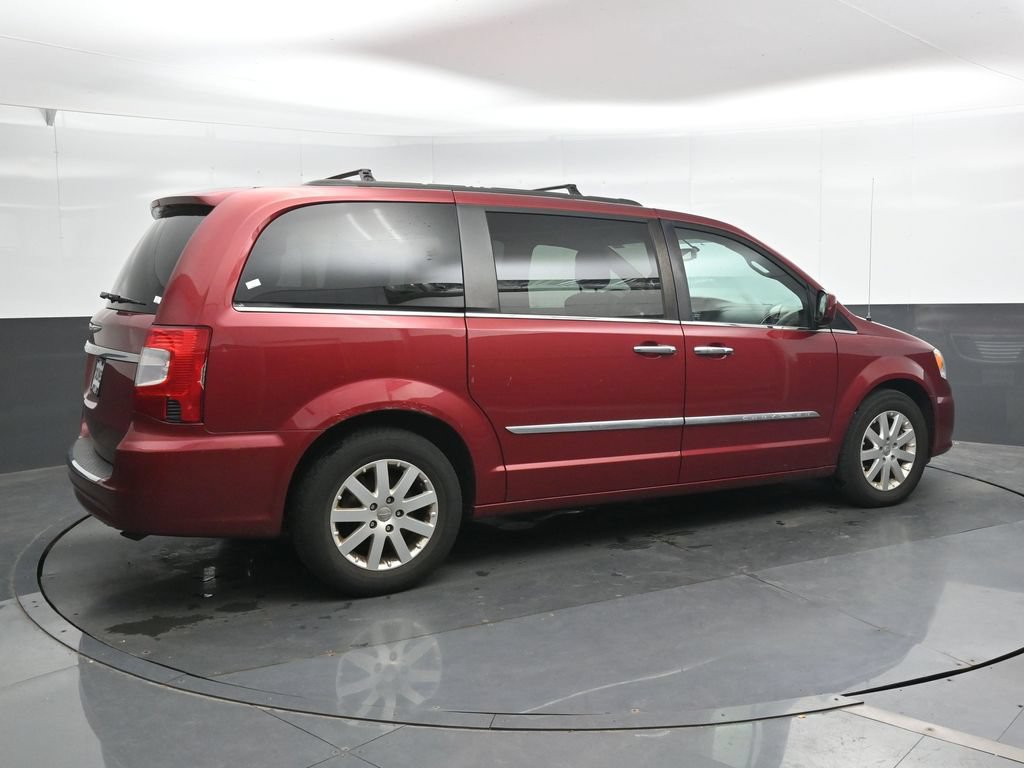 Used 2016 Chrysler Town & Country Touring w/ Driver Convenience Group FWD image 3