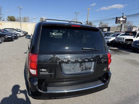 Used 2019 Dodge Grand Caravan SXT image 4