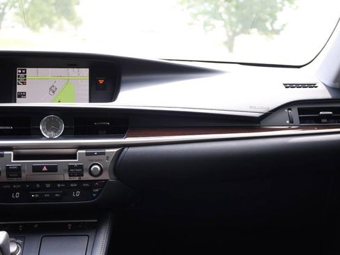 Used 2018 Lexus ES 300h w/ Navigation Package image 24