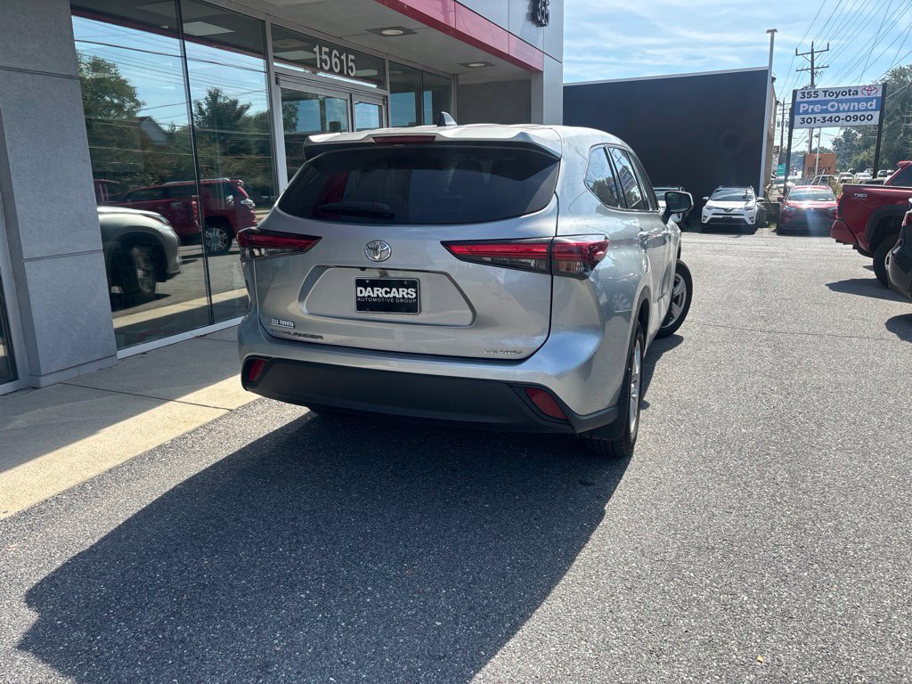 Used 2022 Toyota Highlander LE AWD/4WD image 5