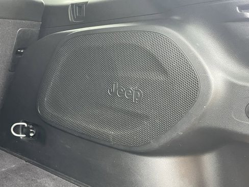 Used 2020 Jeep Cherokee Limited image 18