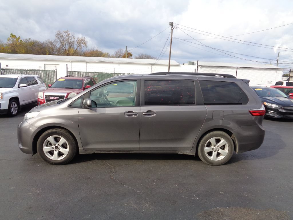 Used 2017 Toyota Sienna LE FWD image 1