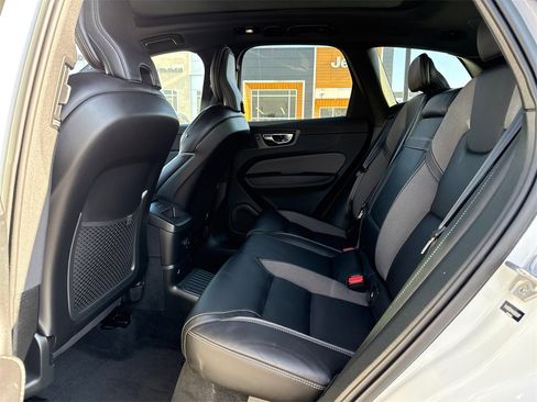 Used 2022 Volvo XC60 T8 R-Design image 10