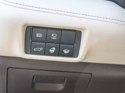 Used 2021 Toyota Highlander Limited image 29