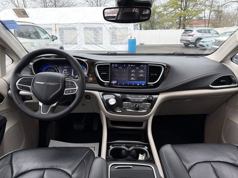 Used 2023 Chrysler Pacifica Limited image 21