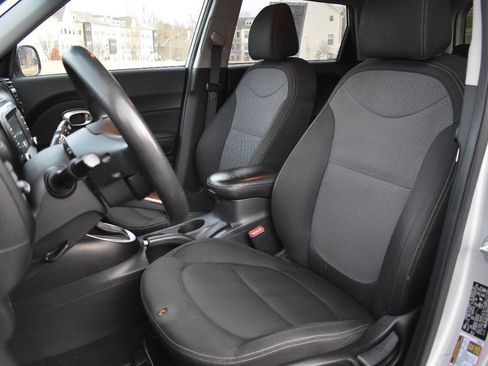 Used 2018 Kia Soul + FWD image 12