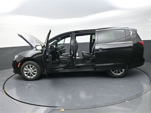 New 2026 Chrysler Pacifica Select image 28