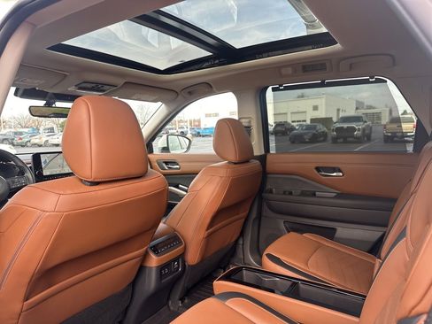 Used 2024 Nissan Pathfinder Platinum image 30