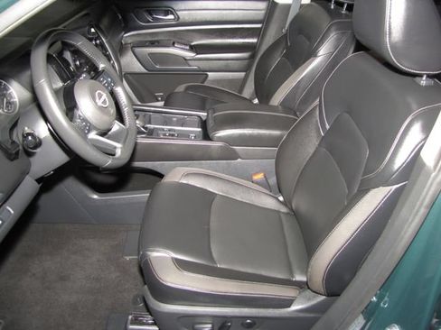 Used 2023 Nissan Pathfinder SL FWD image 9