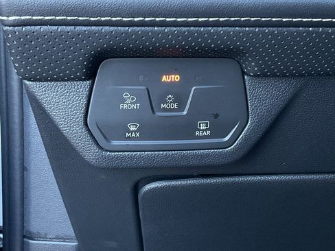 Used 2024 Volkswagen Atlas Cross Sport SE image 26