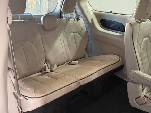 Used 2020 Chrysler Pacifica Limited image 13
