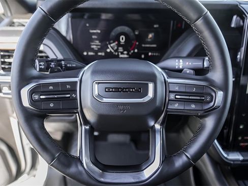 Used 2025 GMC Yukon XL Denali image 12