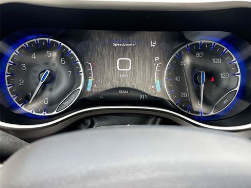 Used 2023 Chrysler Pacifica Touring-L FWD image 12