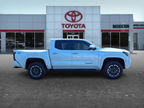 Certified 2025 Toyota Tacoma TRD Sport AWD/4WD image 7