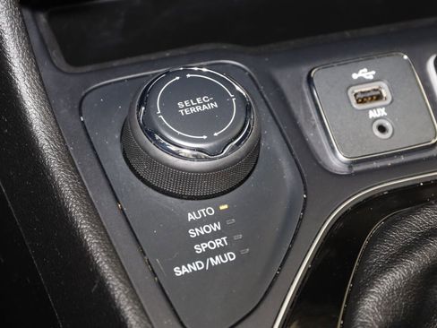 Used 2019 Jeep Cherokee Limited AWD/4WD image 27