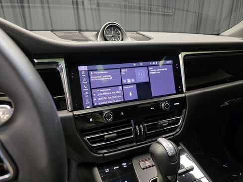 Used 2023 Porsche Macan image 25