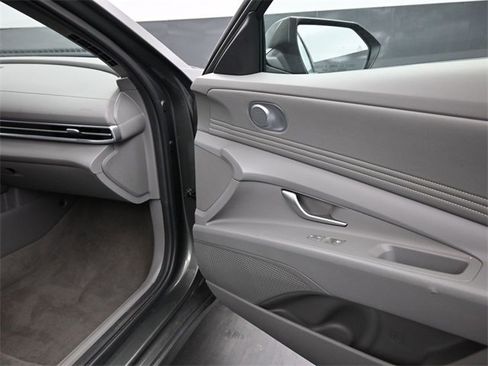Used 2025 Hyundai Elantra SEL image 24