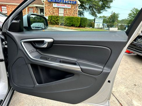 Used 2015 Volvo V60 T5 Platinum image 21