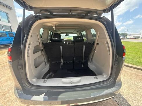 Used 2023 Chrysler Pacifica Limited FWD image 8