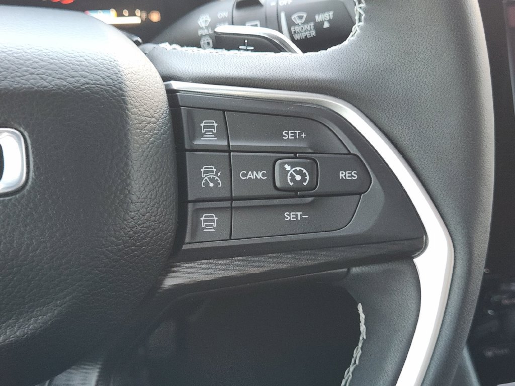 Used 2025 Jeep Grand Cherokee Altitude AWD/4WD image 32