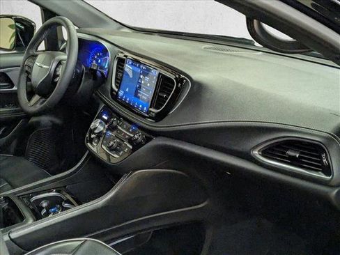 Used 2025 Chrysler Pacifica Limited image 26