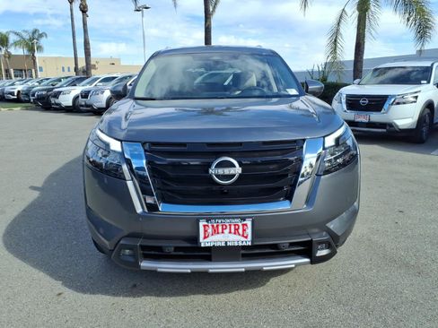 New 2025 Nissan Pathfinder SL image 2