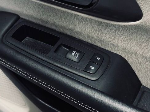 Used 2024 Chrysler Pacifica Touring-L FWD image 17