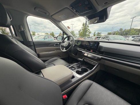 Used 2025 Kia Carnival EX FWD image 11