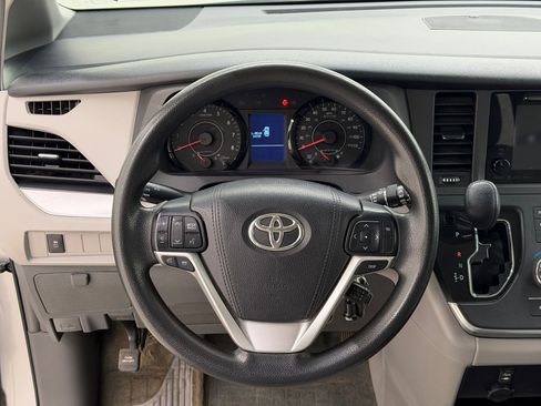 Used 2016 Toyota Sienna LE image 17