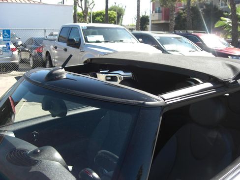 Used 2010 MINI Cooper 2dr image 9