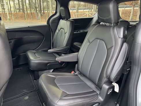 Used 2026 Chrysler Pacifica Select image 18