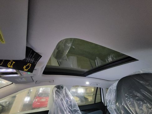 New 2026 Volkswagen Tiguan SE image 8