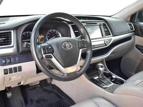Used 2018 Toyota Highlander XLE AWD/4WD image 3