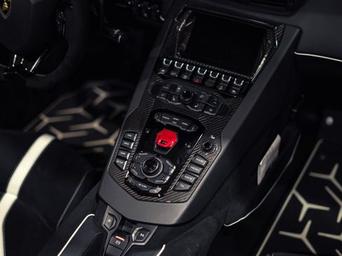 Used 2020 Lamborghini Aventador SVJ AWD/4WD image 16