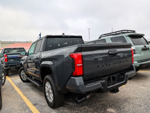 Used 2025 Toyota Tacoma SR5 AWD/4WD image 9